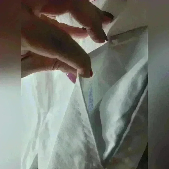 Tommy Hilfiger white Bermuda shorts in size 0. - Picture 4 of 6